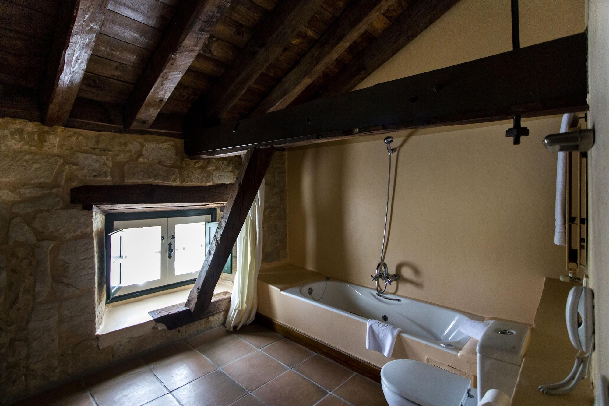 Hacienda Zorita Wine Hotel & Spa Valverdón المظهر الخارجي الصورة Bathroom in the house