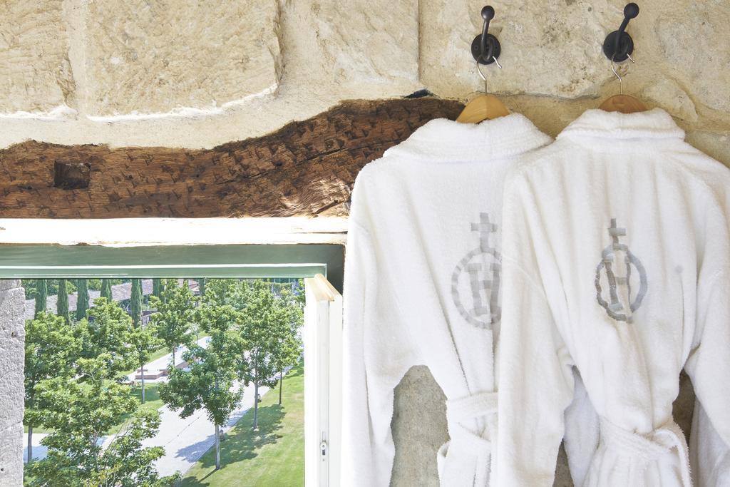 Hacienda Zorita Wine Hotel & Spa Valverdón المظهر الخارجي الصورة Two bathrobes