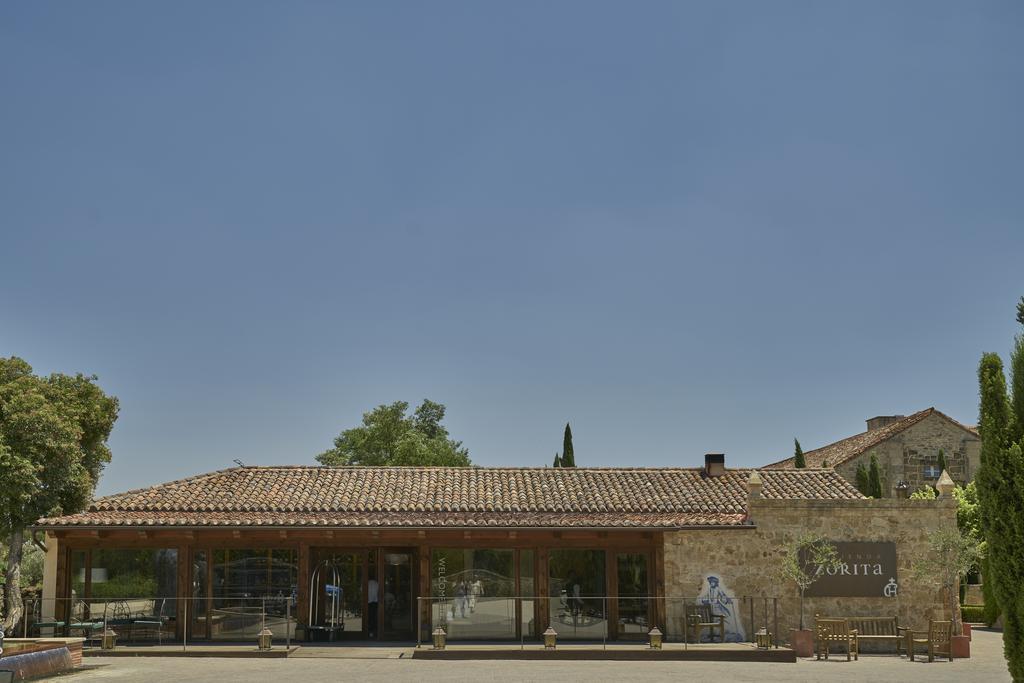 Hacienda Zorita Wine Hotel & Spa Valverdón المظهر الخارجي الصورة The town hall in Saint-André-de-Lidon