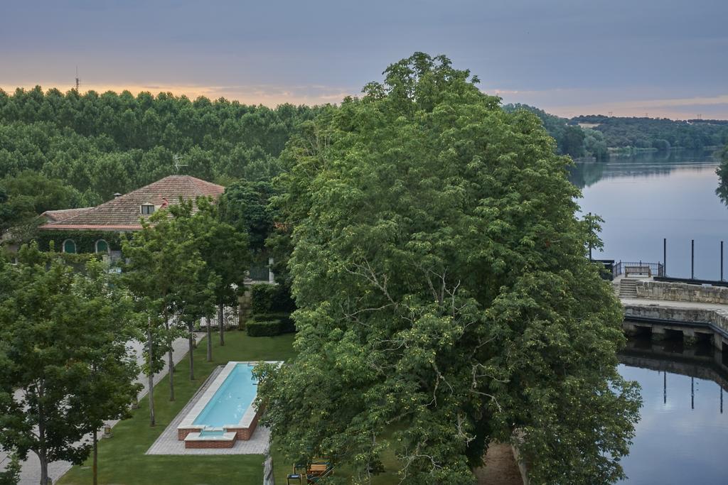 Hacienda Zorita Wine Hotel & Spa Valverdón المظهر الخارجي الصورة View of the lake from the hotel