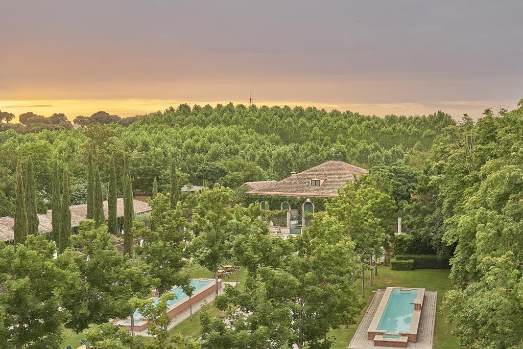 Hacienda Zorita Wine Hotel & Spa Valverdón المظهر الخارجي الصورة The property at sunset