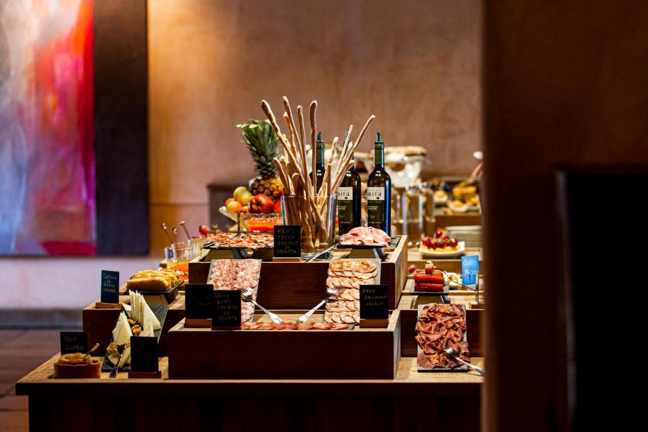 Hacienda Zorita Wine Hotel & Spa Valverdón المظهر الخارجي الصورة A buffet at a hotel